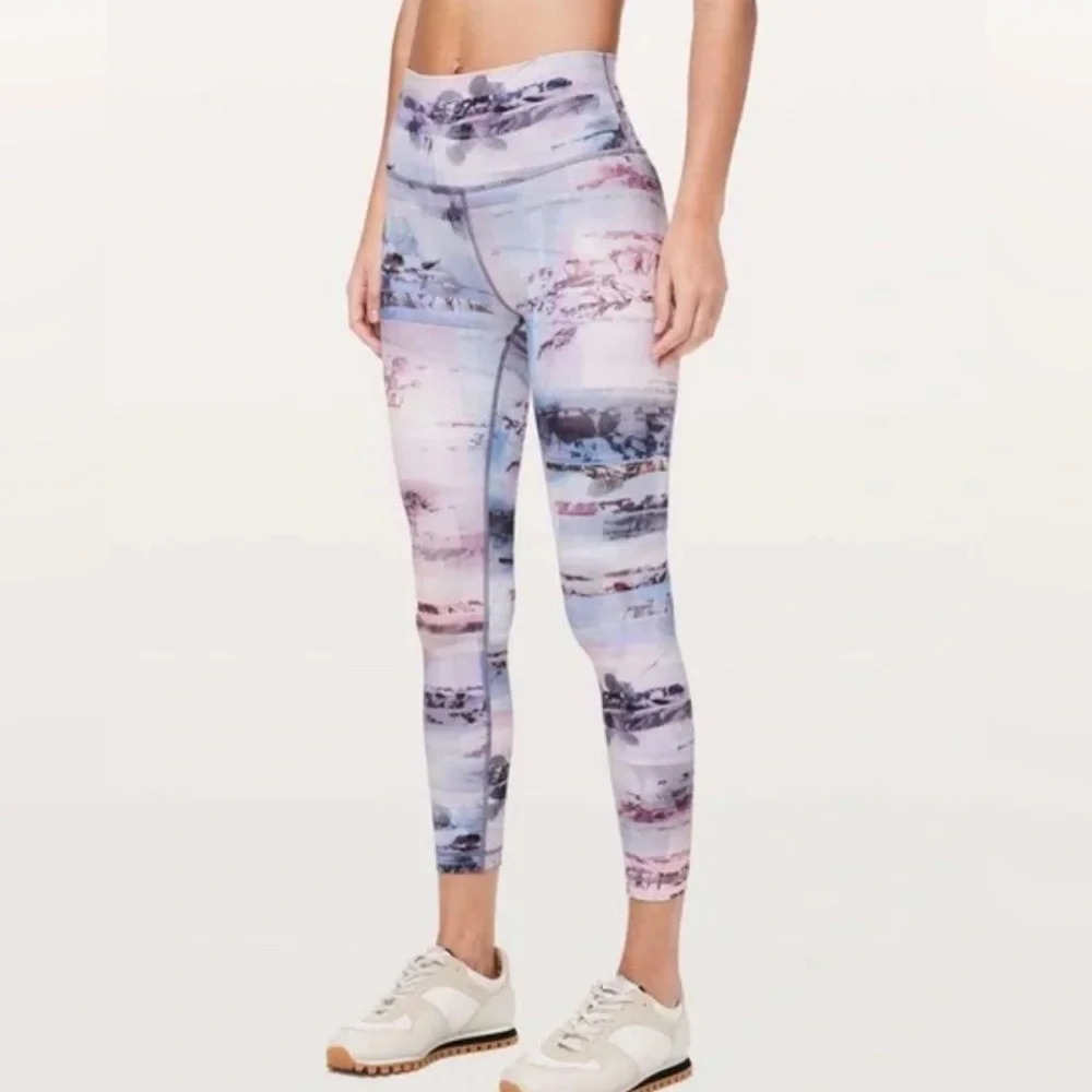 ! Lululemon Wunder Under High Rise 7/8 Tight size 8